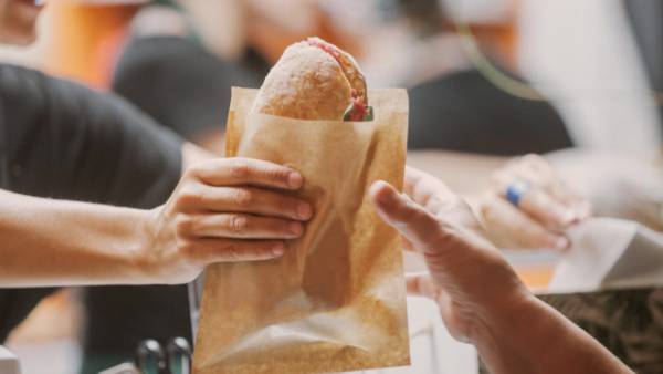 vastu tips: ఎడమచేత్తో దానం చెయ్యకూడదా? ఎడమచేత్తో ఏం చేసినా ఫలితం ఉండదా?   