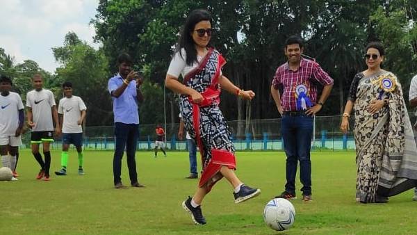 ఆ మహిళా ఎంపీ చీరతోనే స్టైలిష్ గా ఫుట్‌బాల్ ఆడేశారు... నెట్టింట జనాలు ఫిదా అయ్యారు!!
