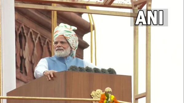 76వ స్వాతంత్ర్య వేడుకలు: ఎర్రకోటపై జాతీయజెండాను ఆవిష్కరించిన ప్రధాని మోడీ.. ఉద్వేగంగా మోడీ ప్రసంగం!!