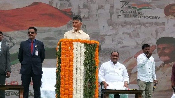 గుంటూరులో చంద్రబాబు పతాకావిష్కరణ-పాతికేళ్ల విజన్- మోడీని వారితో పోలుస్తూ వ్యాఖ్యలు