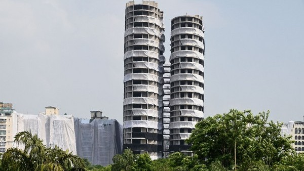 Noida Twin Towers: కుప్పకూలిన నోయిడా ట్విన్ టవర్స్.. సైరన్ మోగిన సెకన్లలో నేలమట్టం.. వీడియో చూసేయండి..