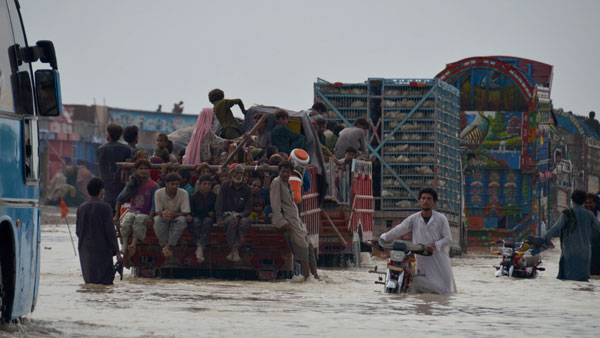 పాకిస్థాన్ లో అత్యవసర పరిస్థితి విధింపు - 937 మంది మృతి..!!