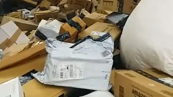 Viral video:ఇదేమి విచిత్రం, స్టేషన్ వద్ద గాల్లోకి విసిరేస్తోన్న పార్సిల్స్, వైరల్..