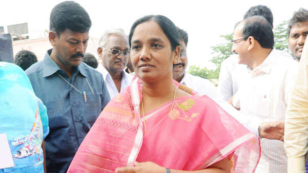 ప‌రిటాల సునీత‌, శ్రీ‌రామ్‌ను అడ్డుకున్న పోలీసులు...  బీకే.. అడుగు ముందుకేస్తే కాల్చిపారేస్తా: సీఐ హెచ్చ‌రిక‌