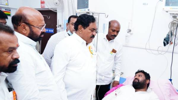 గాయపడిన టీఆర్ఎస్ కార్యకర్తలను పరామర్శించిన మంత్రి ఎర్రబెల్లి