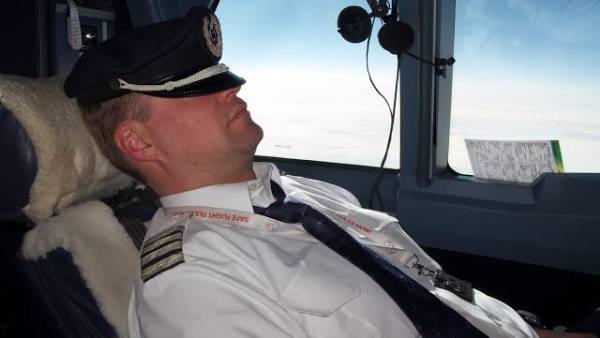 flight missed landing due to both pilots fell asleep while plane at 37000 feet height flight missed landing due to both pilots fell asleep while plane at 37000 feet height