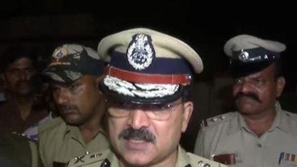 వేలాది మంది పోలీసులు ఎంట్రీ