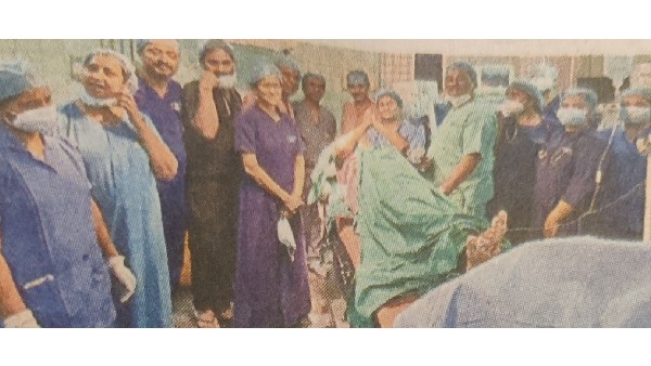 చిరంజీవి అడవిదొంగ సినిమా చూపిస్తూ గాంధీ ఆస్పత్రి వైద్యుల అరుదైన సర్జరీ  