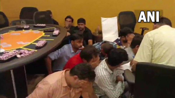 Enjoy: రూ. 2 లక్షలు ఎంట్రీ ఫీజు ఇచ్చి రేవ్ పార్టీ, క్యాసినోకు వెళ్లిన పోలీసు అధికారులు, అమ్మాయిలతో ?, ఢమాల్!  