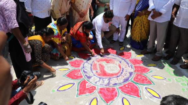  ముగ్గులేసిన మంత్రి ఎర్రబెల్లి దయాకర్ రావు; తీన్మార్ స్టెప్పులతో ఇర‌గ‌దీసిన మంత్రి మ‌ల్లారెడ్డి!!