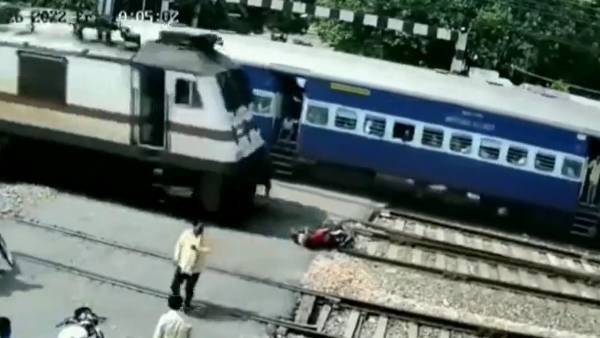 Viral Video: ట్రైన్ వెళ్లిపోతుందిలే అని ముందుకొచ్చాడు.. కానీ మరో ట్రాక్ లో రైలు.. వీడియో వైరల్..