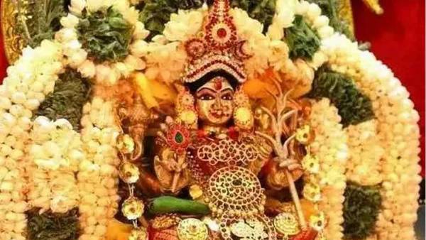 ముత్తయిదువుల ఆశీర్వాదంతో వరలక్ష్మీ వ్రతం ముగింపు