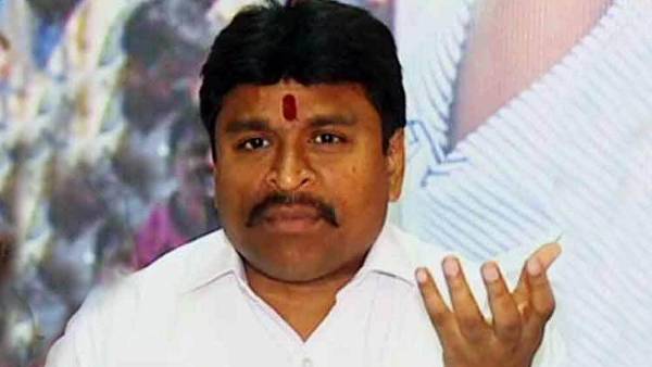  చీకట్లో గుళ్ళు కూల్చి.. ఇప్పుడు దేవుడి పేరుతో రాజకీయాలా?: మాజీమంత్రి వెల్లంపల్లి శ్రీనివాస్ ఫైర్ 