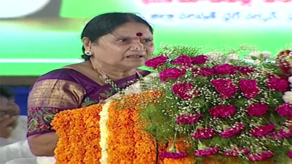 చీమకుర్తి సభలో ఇంట్రస్టింగ్ సీన్ -  \"అమ్మ\" చేసిన పనికి జగన్ వెంటనే : గుర్తిండిపోయేలా...!!