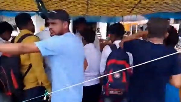 1,01,000 ఉచిత పానీపూరీల పంపిణీ చేసి ఆడపిల్లలపై సందేశం ఇచ్చిన తండ్రి