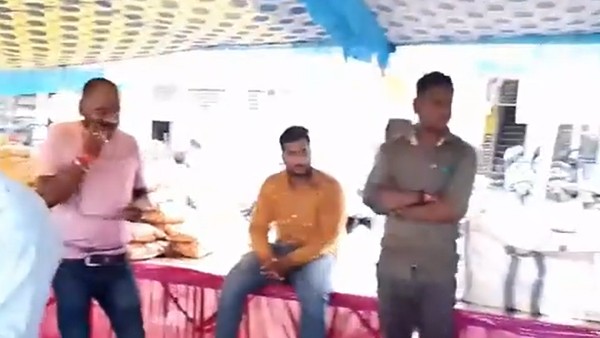 31 స్టాల్స్ లో ఉచితంగా పానీపూరీల పంపిణీ
