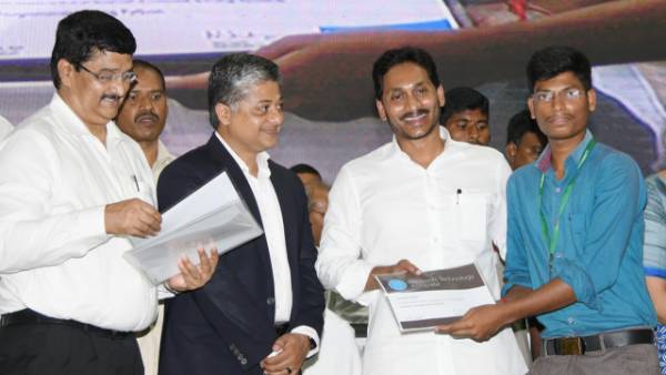 విద్యార్ధులకు జగన్ మైక్రోసాఫ్ట్ సర్టిఫికెట్ల ప్రదానం-సాఫ్ట్ స్కిల్స్ చరిత్రలో కొత్త అధ్యాయమని వెల్లడి..