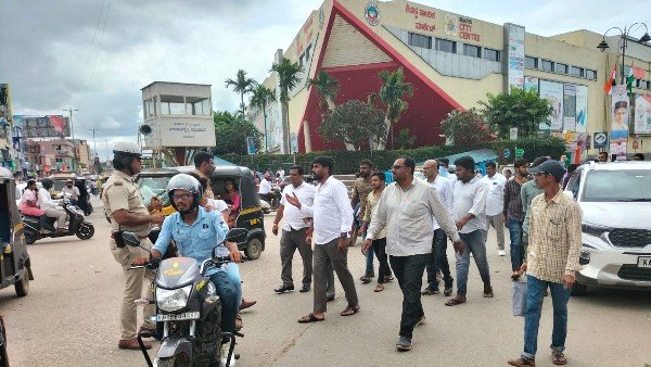 రంగంలోకి అదనపు పోలీసు బలగాలు.... లాఠీచార్జ్