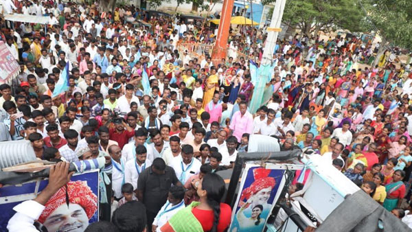 కెసీఆర్ చెప్పేది ఒకటి చేసేది ఒకటి.. మండిపడ్డ షర్మిల