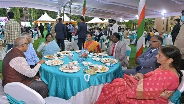 పలకరించుకోని జగన్, బాబు