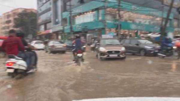 అరగంట వర్షానికే అల్లాడిన హైదరాబాద్ సిటీ: రోడ్లపైకి వరద, ఇళ్లల్లోకి  బురద