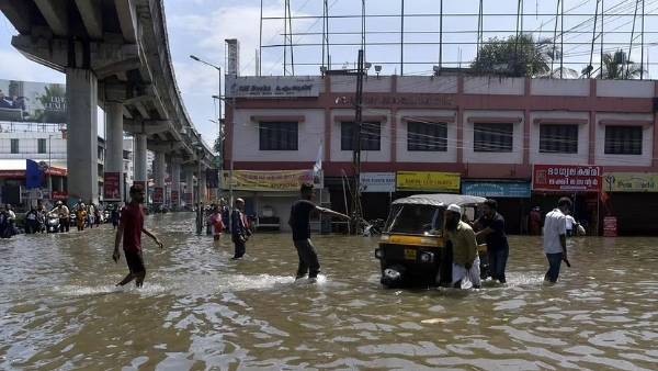  రెండో రోజు దంచికొట్టిన వాన: హైదరాబాద్ రోడ్లు జలమయం, జనానికి తప్పని తిప్పలు