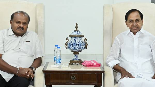 కేసీఆర్ నాయకత్వాన్ని దేశం కోరుకుంటోంది: తెలంగాణ సీఎంతో కుమారస్వామి కీలక చర్చలు