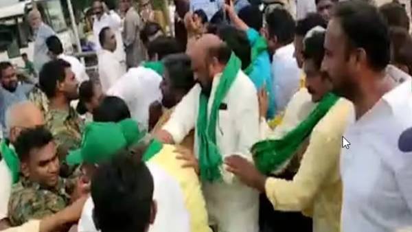  అమరావతి పాదయాత్రలో ఉద్రిక్తత: బౌన్సర్లు, బెంజికార్లంటూ మంత్రి చెల్లుబోయిన