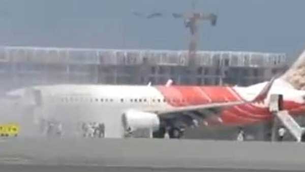 విమానంలో దట్టమైన పొగ: ఆ సమయంలో 141 మంది ప్రయాణికులు..!!