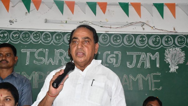 ప్రశ్నించిన వారిని బయటకు పంపాలని పోలీసులకు అల్లోల ఇంద్రకరణ్ రెడ్డి హుకుం