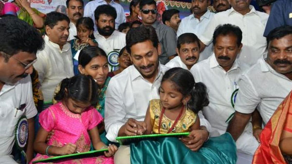 మేనమామ గా సీఎం జగన్ బాధ్యతతో :  44 లక్షల కుటుంబాల్లో \"అమ్మఒడి\" - రూ 19,618 కోట్ల పంపిణీ..!!