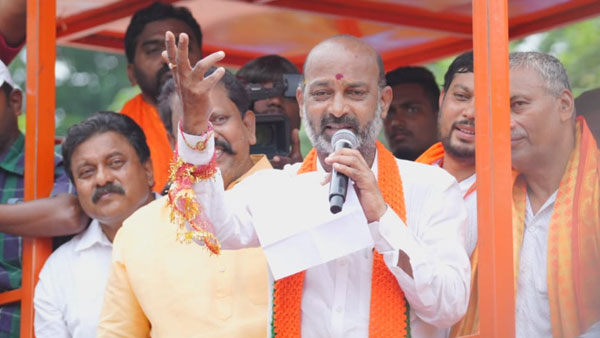 తడిబట్టతో గొంతు కోసే మూర్ఖుడు కేసీఆర్.!ఎస్టీలకు రిజర్వేషన్లు అమలు కాకుండా సీఎం కుట్రలన్న బండి సంజయ్.!