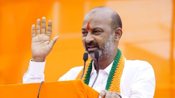 కేసీఆర్ ఫామ్ హౌస్‌కు 30గ్రామాలకు వాడుకునే విద్యుత్ ఉచితంగా.. అవసరమా? బండి సంజయ్ సూటిప్రశ్న!!