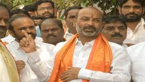 ఖైరతాబాద్ గణేషుడికి ప్రత్యేకపూజలు చేసిన బండి సంజయ్; హిందూసమాజం సంఘటితం కావాలని పిలుపు 