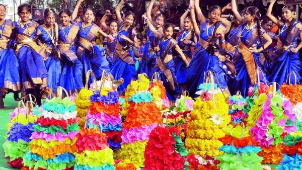 మహిళలు సమిష్టిగా జరుపుకునే సంబరం