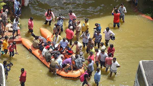 బెంగళూరు పరువు నీటిపాలు: మనిషికి రూ.150: ట్రాక్టర్లు, జేసీబీలకు భలే గిరాకీ..!!