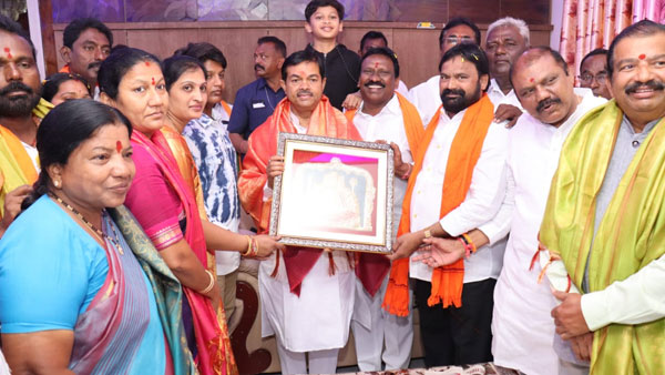 రంగంలోకి కేంద్ర మంత్రులు