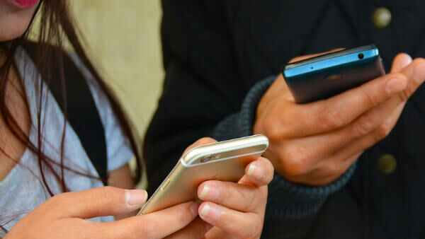 న్యూడ్ ఫొటోలు పంపిస్తామని వేధింపులు - భార్యాభర్త ఆత్మహత్య...!!