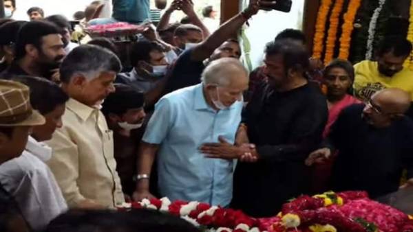 టీడీపీ చీఫ్ చంద్రబాబు - మంత్రి కేటీఆర్ పలకరింపులు..!!