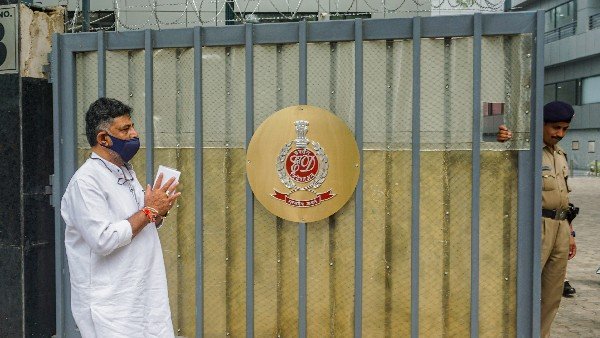 DKS: ట్రుబల్ షూటర్ కు ట్రబుల్, 39 years ఇండస్ట్రీ ఇక్కడ, చరిత్ర చెప్పి బ్యాంక్ స్టేట్ మెంట్ ఇవ్వండి ! 