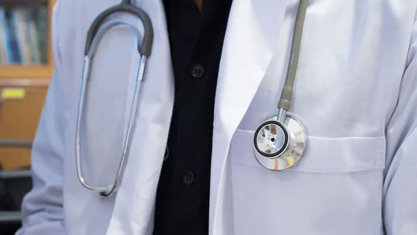 డాక్టర్లు దేవుళ్ళు కాదు,వారికీ వ్యక్తిగత జీవితం ఉంటుంది.!అర్ధం చేసుకోవాలన్న ప్రభుత్వ వైద్యుల సంఘం.!