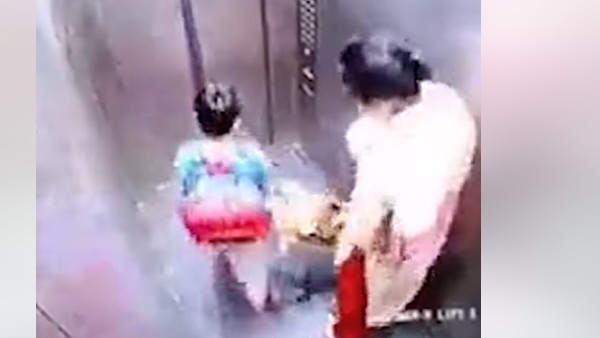 లిఫ్ట్ లో బాలుడిని కుక్క కరిచినా పట్టించుకోని మహిళ.. జరిమానా వేసిన మున్సిపల్ కార్పోరేషన్!!