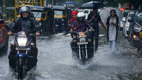 Viral video:వావ్.. వాట్ ఆన్ ఐడియా సర్జీ, వర్షంలో జనాలను దాటిస్తూ, మనీ తీసుకుంటూ..