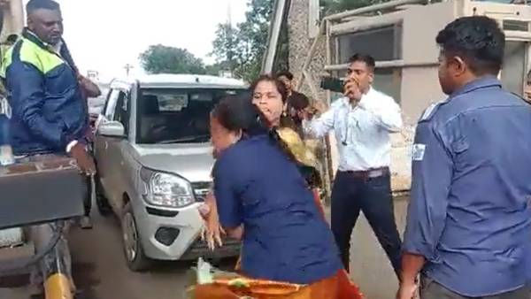 Viral Video:  వామ్మో.. ఏంటీ ఫైట్.. జుట్టు పట్టుకుని మరి.. వీడియో వైరల్..