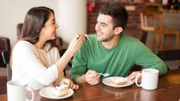 ఒకే ప్లేటులో భోజనం చేస్తే ఇంట్లో గొడవలు... కారణమిదే