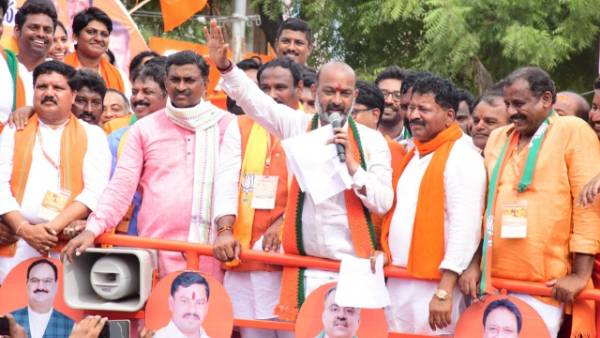 టీఆర్ఎస్ నేతలను జవహర్ నగర్ డంపింగ్ యార్డ్ వద్ద కట్టేయండి.!విరుచుకుపడ్డ బండి సంజయ్.!