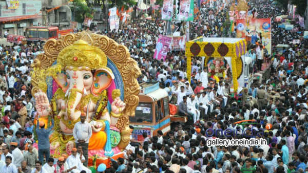 ట్యాంక్ బండ్ పై భాగ్యనగర్ గణేష్ ఉత్సవసమితి బైక్ ర్యాలీని అడ్డుకున్న పోలీసులు.. ఉద్రిక్తత!!