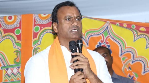 ఆ గ్రామంలో కోమటిరెడ్డి రాజగోపాల్ రెడ్డికి షాక్.. రేవంత్ రెడ్డి పాట పెట్టి రచ్చ!!