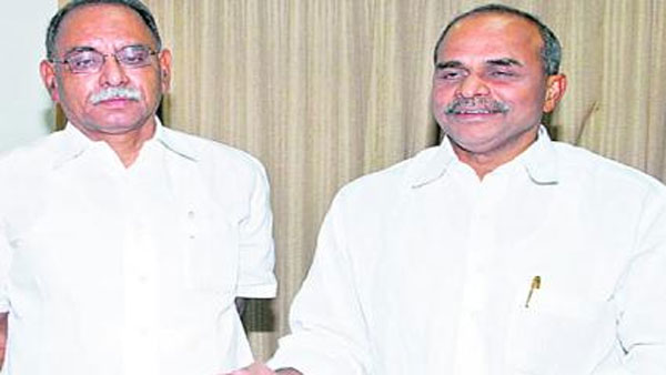 స్వగ్రామంలో ఆత్మీయుడి జ్ఞాపకం-అంపాపురంలో కేవీపీ వైఎస్సార్ విగ్రహావిష్కరణ