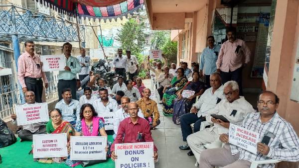 జీరో రిసీట్... నో క్యాష్ ట్రాన్సక్షన్స్... మిన్నంటిన ఎల్‌ఐసి ఏజెంట్ల ఆందోళన...!